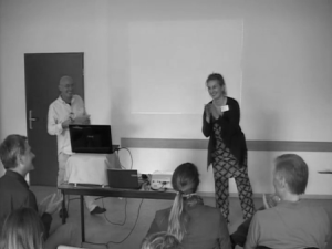 Berufsweg-Coach Ulrike Haiden bei einem Diavortrag mit Publikum