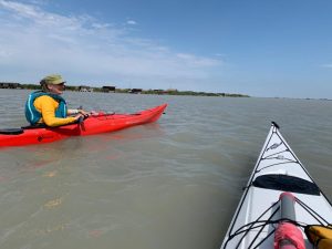 Berufsweg-Coach Ulrike Haiden bei ihrem Hobby Kajak fahren am Neusiedler See